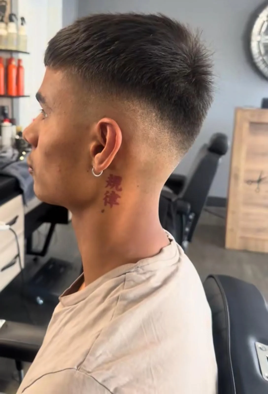 Strakke fade met een subtiel haarontwerp
