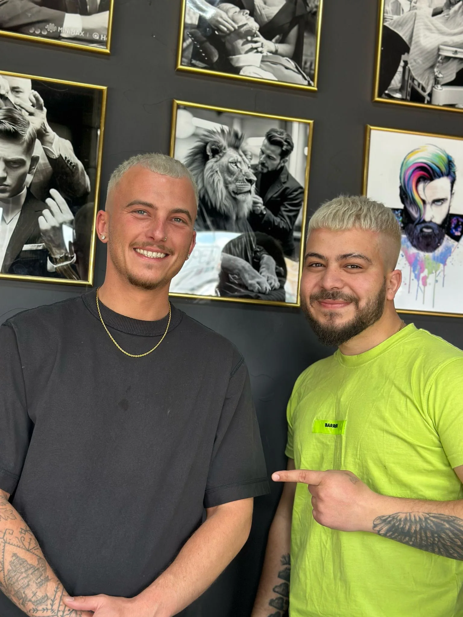 Tevreden klant samen met de barber in de zaak