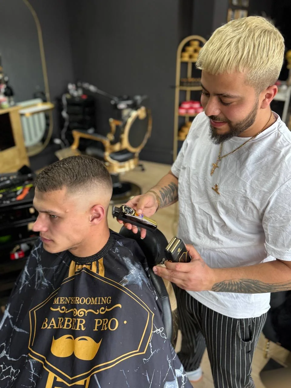 Barber van Twente Barbershop werkt aan een strakke fade