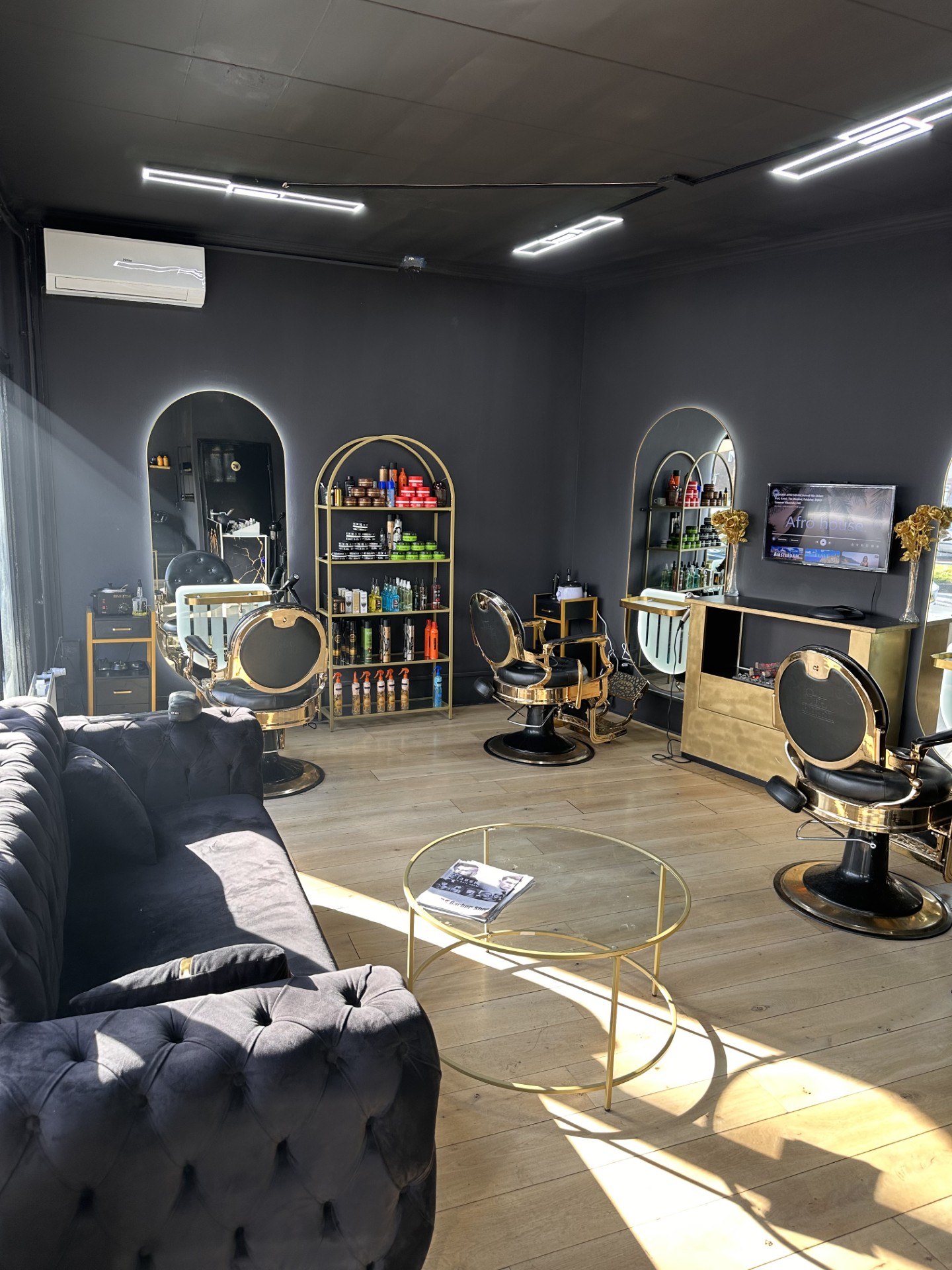 Twente Barbershop tijdens een nauwkeurige knipbeurt